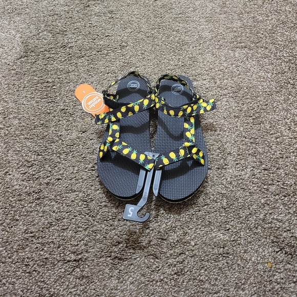 Girls Size 5 cute sandals with adjustable straps - Picture 2 of 4